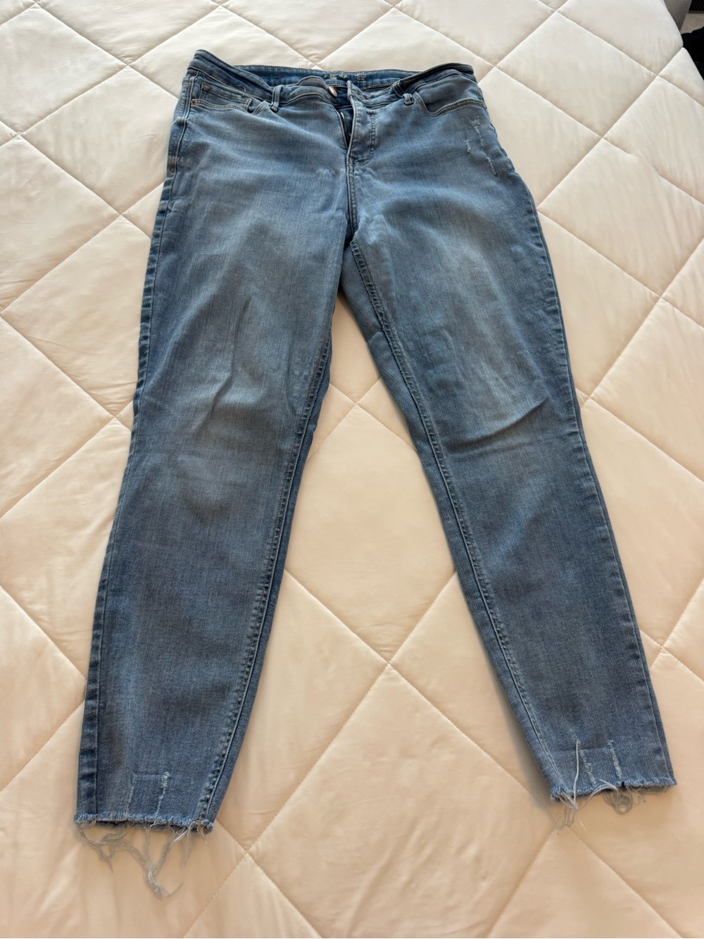 Old Navy Light Blue Stretch Jeggings with Frayed Hem